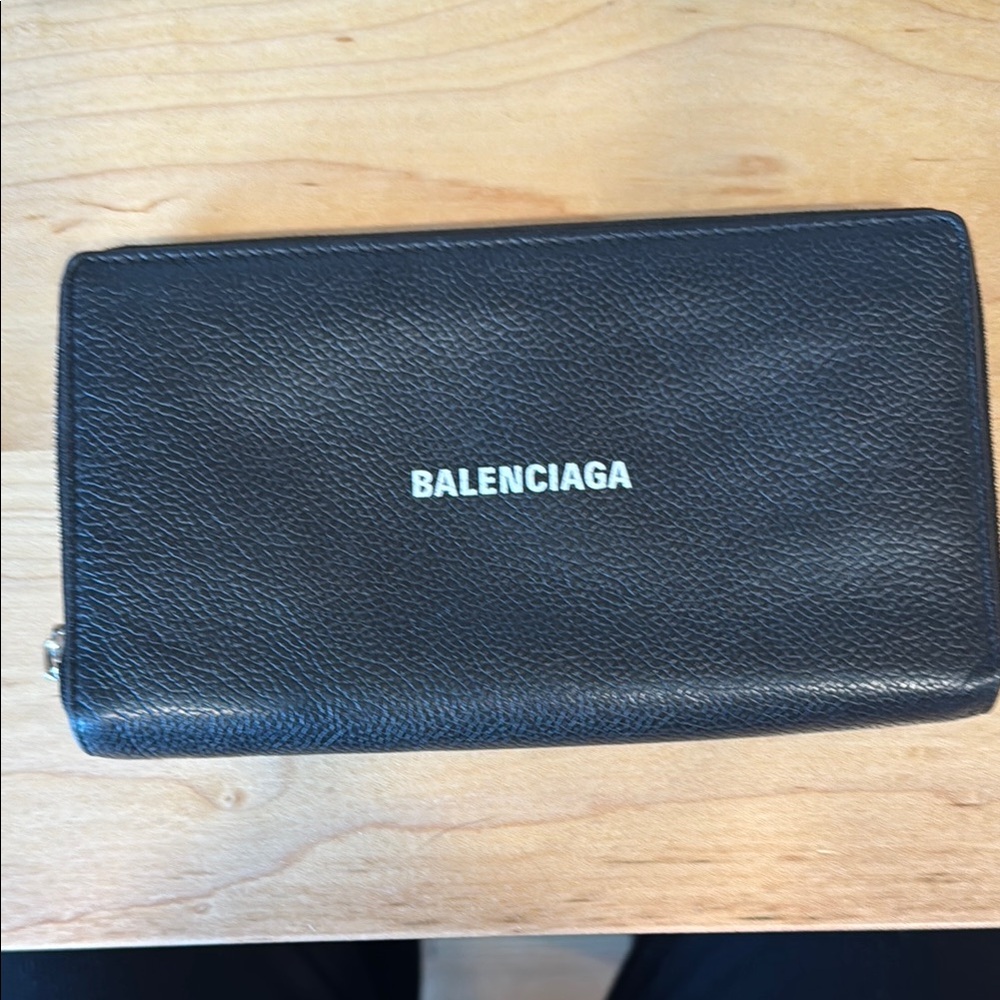 BALENCIAGA MEN'S CASH CONTINENTAL WALLET IN BLACK/WHITE